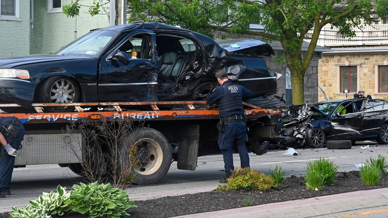 3 killed in DWI crash near catering hall in New Hyde Park; driver