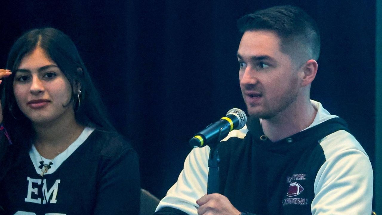 13 LI teams attend Jets' third high school girls flag football media day