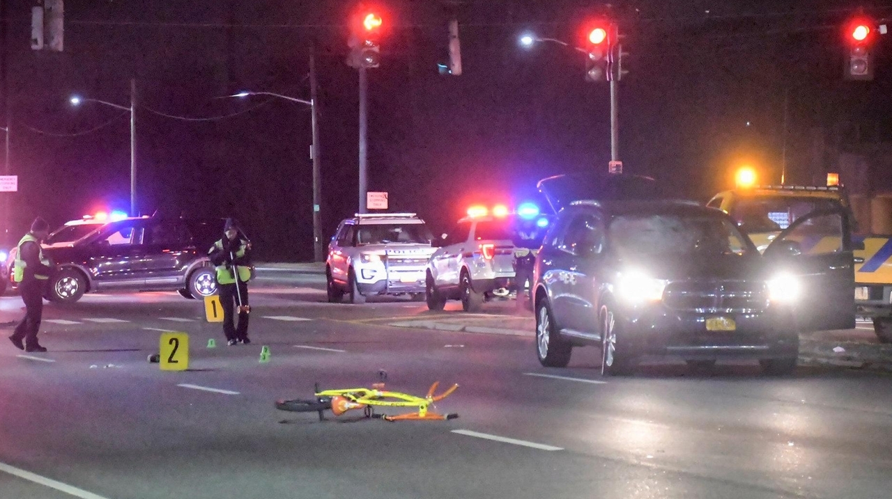 Teen bicyclist dies after hit by SUV in Massapequa Park, police say ...