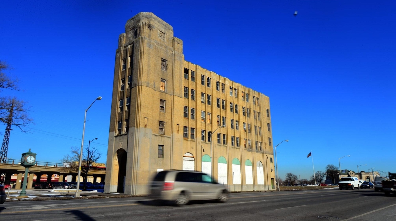 Company's plan to raze iconic Freeport building clears hurdle - Newsday