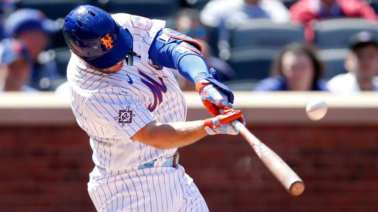 New York, United States. 15th Apr, 2022. New York Mets players all wear  number 42 in honor of Jackie Robinson Day before their game against the  Arizona Diamondbacks on opening day at