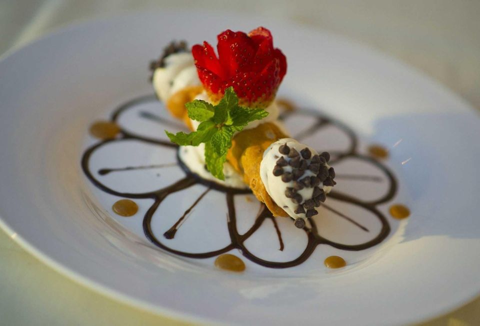 Il Luogo, Lynbrook: Cannoli with chocolate and orange
