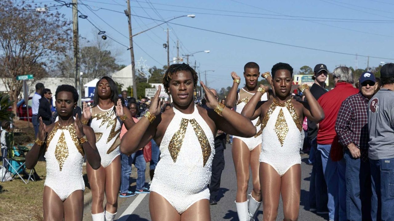 Alabama Black Cheerleader Quits After White Members Hold Confederate