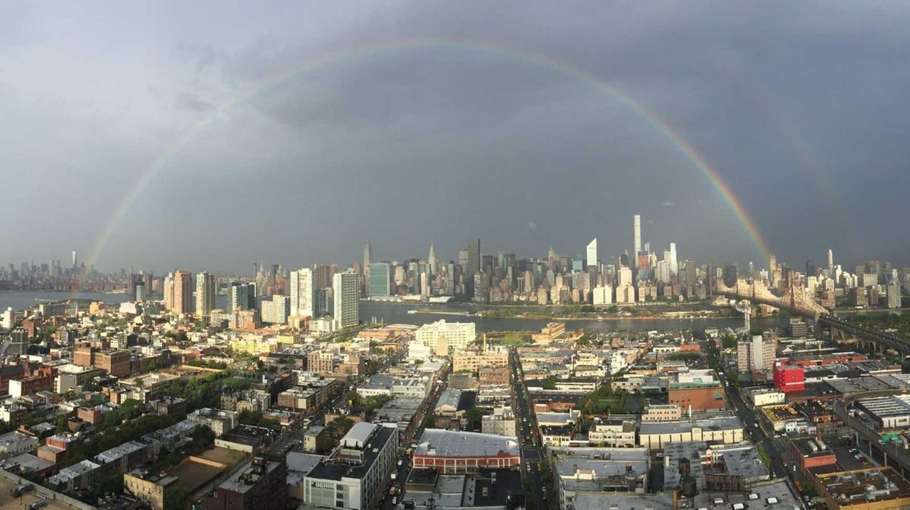 Taken city. Радуга в Нью Йорке. Rainbow Centre, США 1978 Г.. Topic Center.