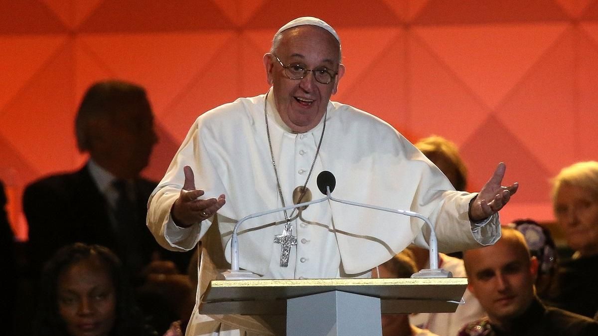 Pope speaks of joys, struggles of family life at festival