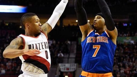 Knicks forward Carmelo Anthony shoots over Trail Blazers