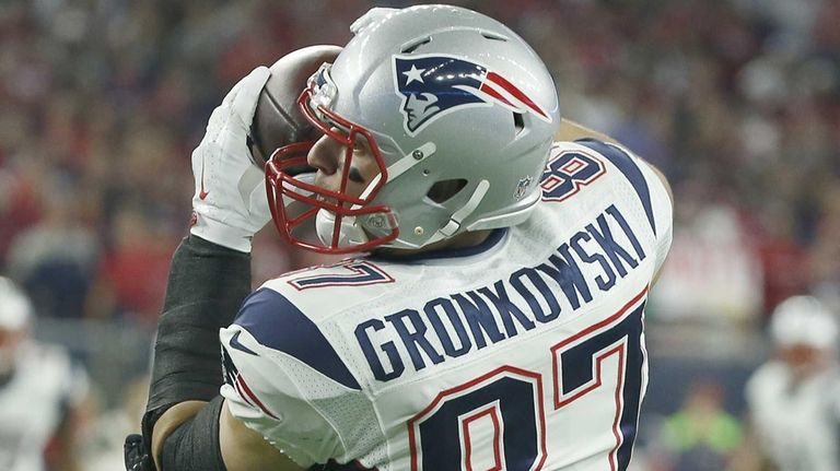 Rob Gronkowski of the New England Patriots makes