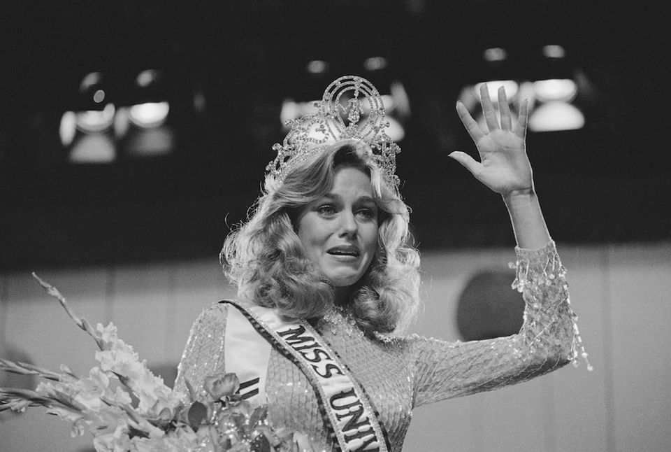 Miss U.S.A. Shawn Weatherly is crowned Miss Universe