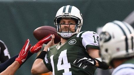 New York Jets quarterback Ryan Fitzpatrick (14) gets