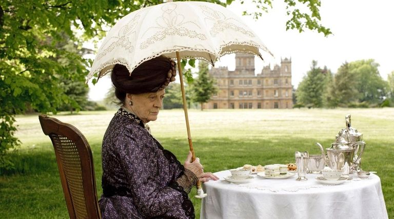 Maggie Smith plays Lady Violet in