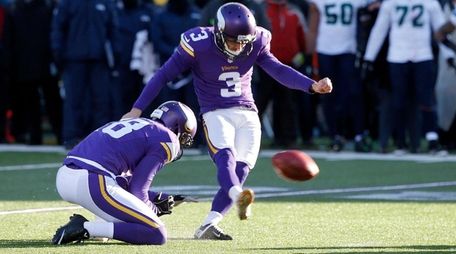 Minnesota Vikings kicker Blair Walsh misses a field