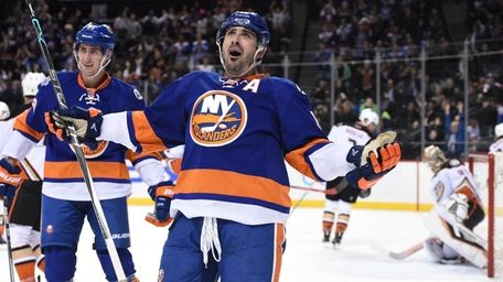 New York Islanders right wing Cal Clutterbuck