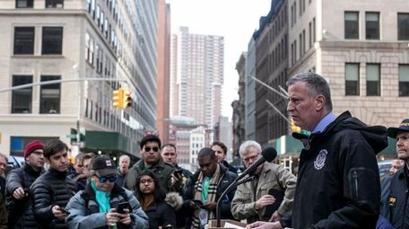 New York Mayor Bill de Blasio announces new