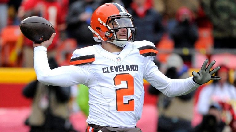 Cleveland Browns quarterback Johnny Manziel throws during