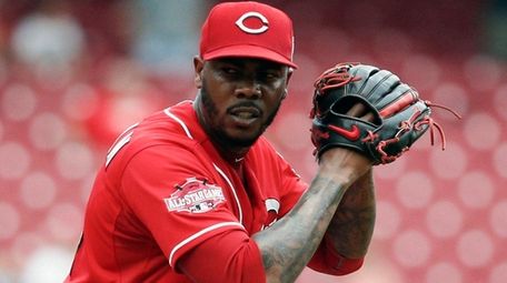 Cincinnati Reds relief pitcher Aroldis Chapman prepares