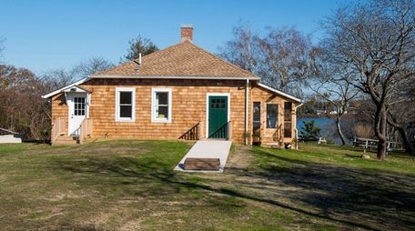 The front exterior of the Fort Pond House,