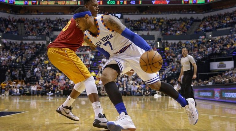 New York Knicks forward Carmelo Anthony, right, goes