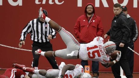 Ohio State's Ezekiel Elliott dives into the end