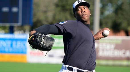 New York Yankees closer Aroldis Chapman throws