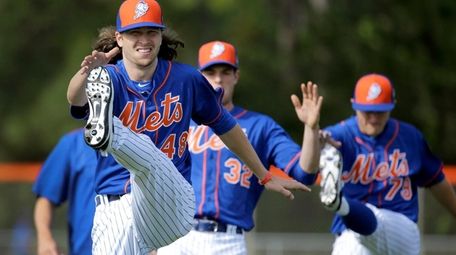Mets pitcher Jacob deGrom stretches at the start