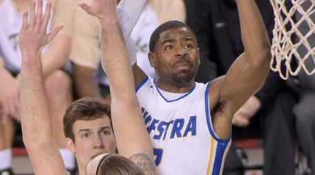 Hofstra's Ameen Tanksley shoots over William & Mary's