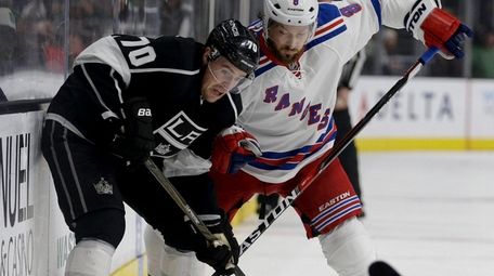 Los Angeles Kings left wing Tanner Pearson, left,