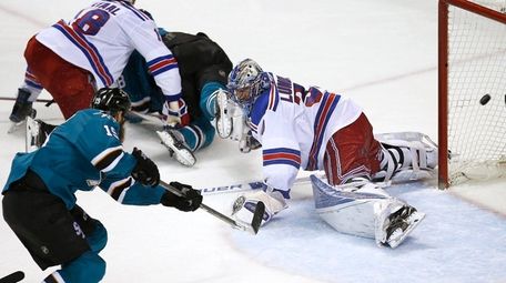 San Jose Sharks center Joe Thornton beats New