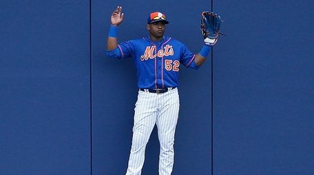 Mets centerfielder Yoenis Cespedes holds up his hands