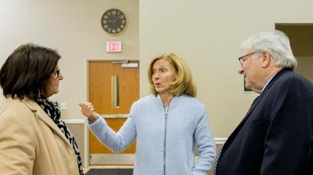 Flower Hills Mayor Elaine Phillips, center, speaks