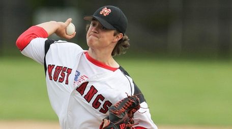 Mt. Sinai's Samuel Kessler (22) throws a pitch