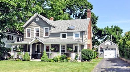 This three-bedroom East Norwich Colonial is within walking