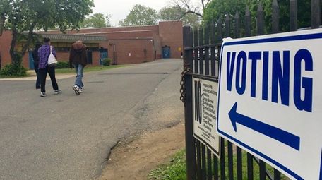 Voters head into Alverta B. Gray Schultz Middle