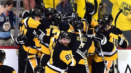 The Pittsburgh Penguins celebrate after Conor Sheary #43