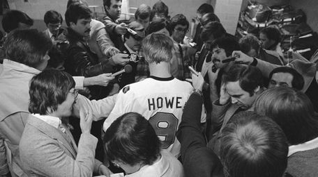 Sports writers gather around hockey great Gordie Howe