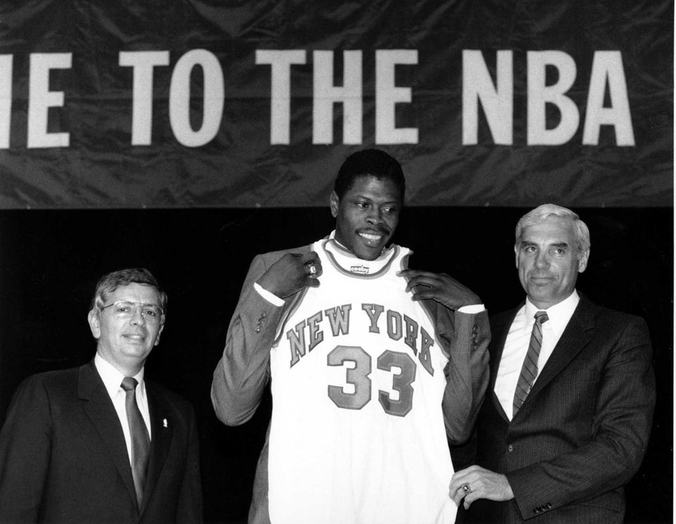 Patrick Ewing accepts his Knicks jersey from Dave