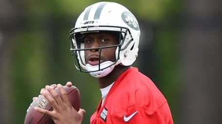 New York Jets quarterback Geno Smith looks to