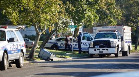 suffolk cops burglary barricade custody newsday stuyvesant selden