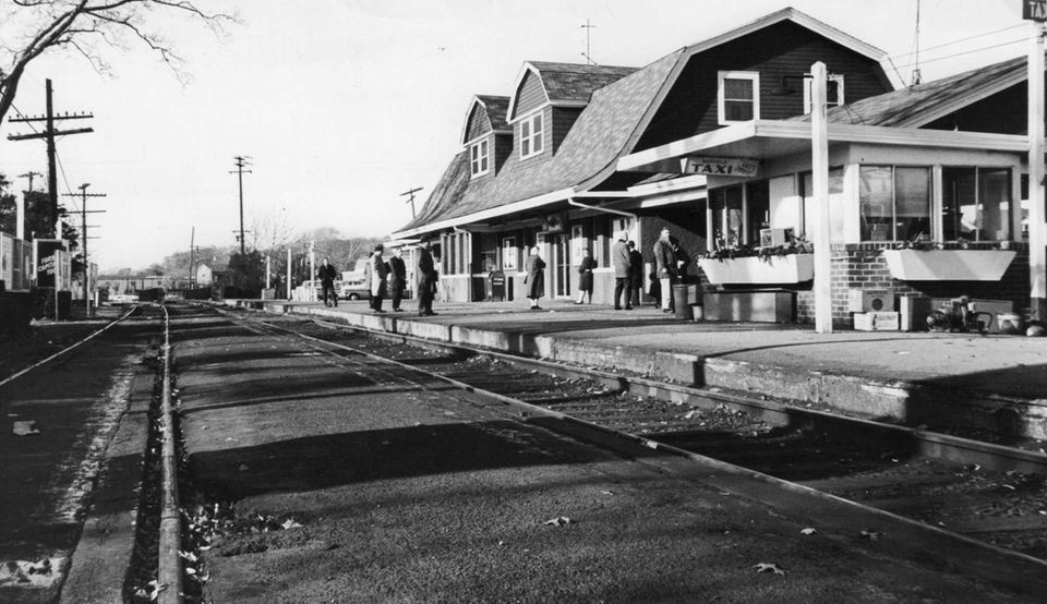 On Nov. 10, 1965, few commuters waited at