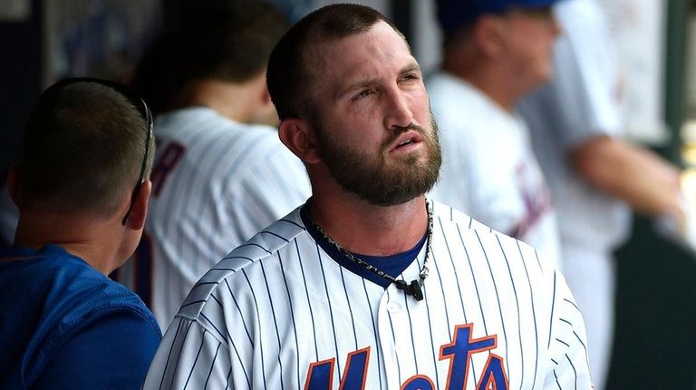 New York Mets relief pitcher Jonathon Niese leaves