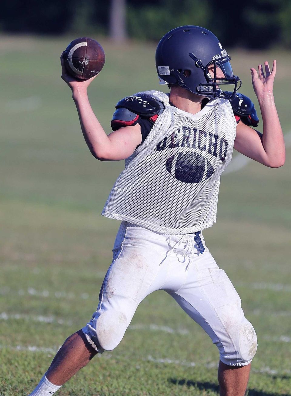 Jericho's QB Ross Platz in the pocket at