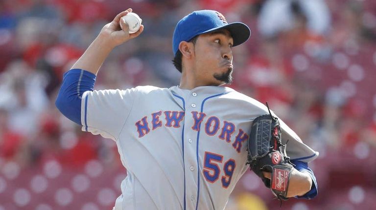 New York Mets relief pitcher Fernando Salas throws