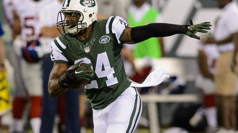 New York Jets cornerback Darrelle Revis returns an