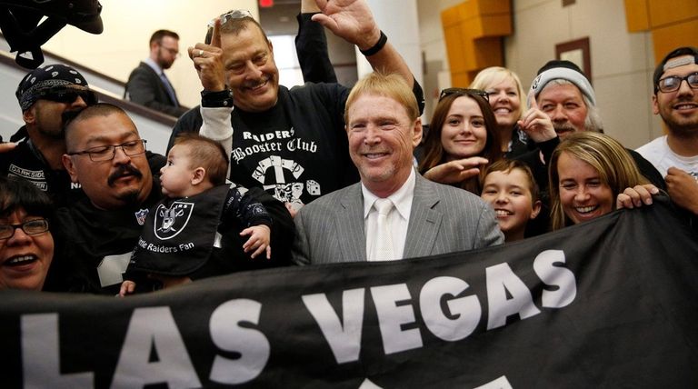 Oakland Raiders owner Mark Davis, center, meets with