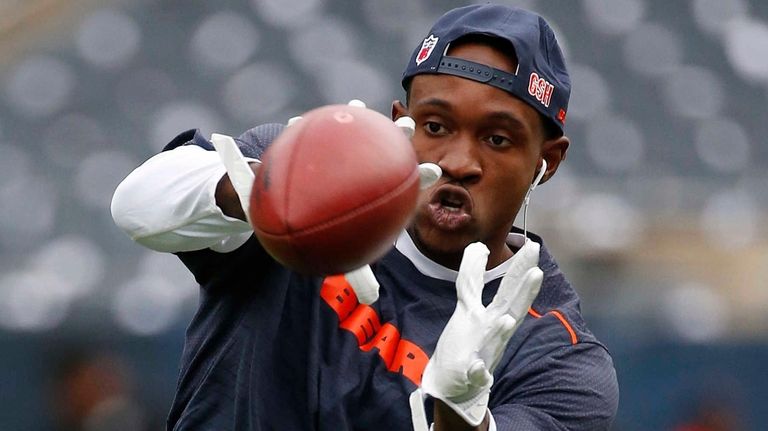 Chicago Bears wide receiver Alshon Jeffery warms up