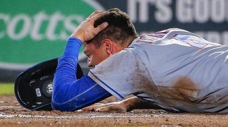 New York Mets' Wilmer Flores injured his wrist