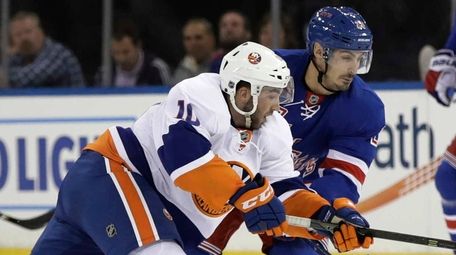 New York Islanders' Alan Quine (10) and New