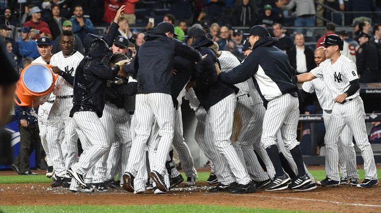 New York Yankees players mob Mark Teixeira at