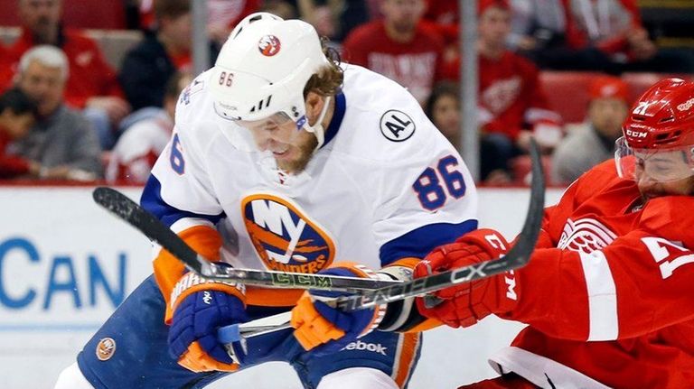 New York Islanders left wing Nikolay Kulemin and