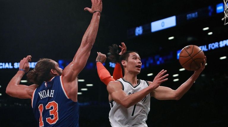 Jeremy Lin #7 of the Brooklyn Nets goes