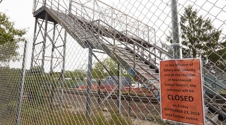 A closure sign is shown near an LIRR